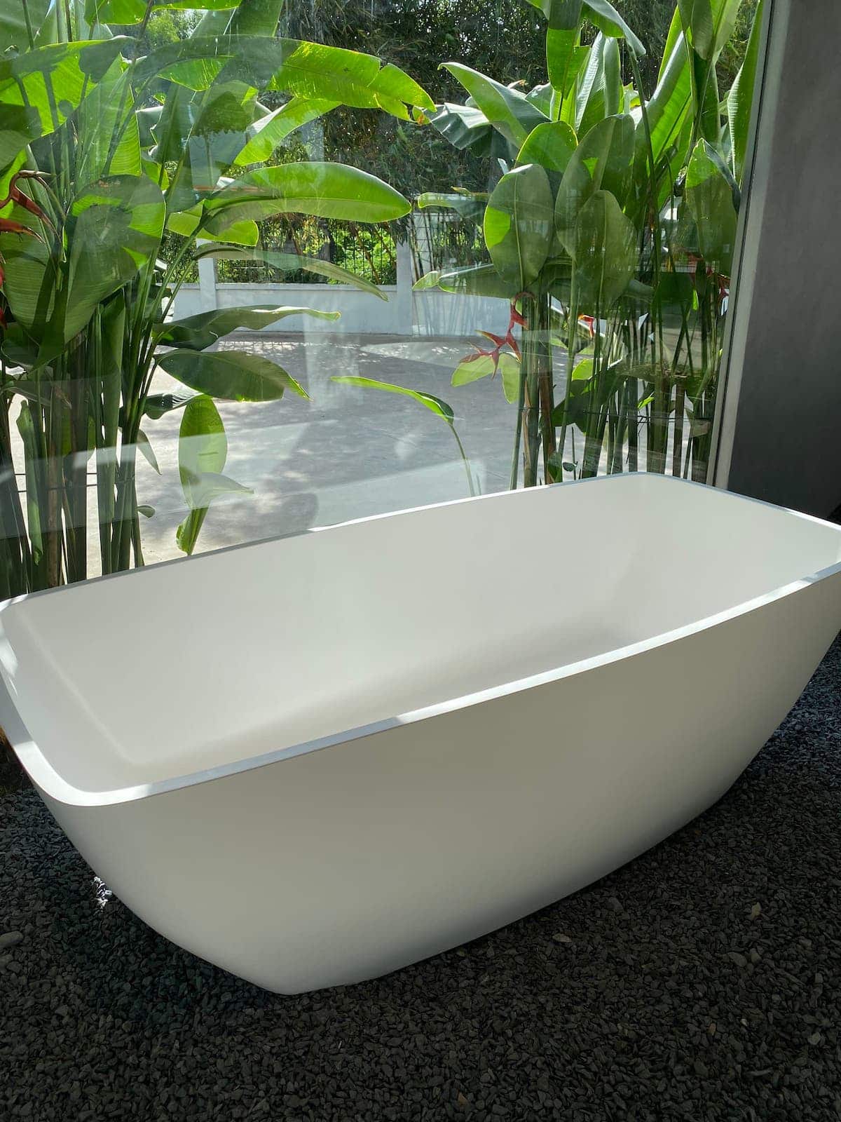 Bồn tắm DR04 với đường bo vuông ở góc trái