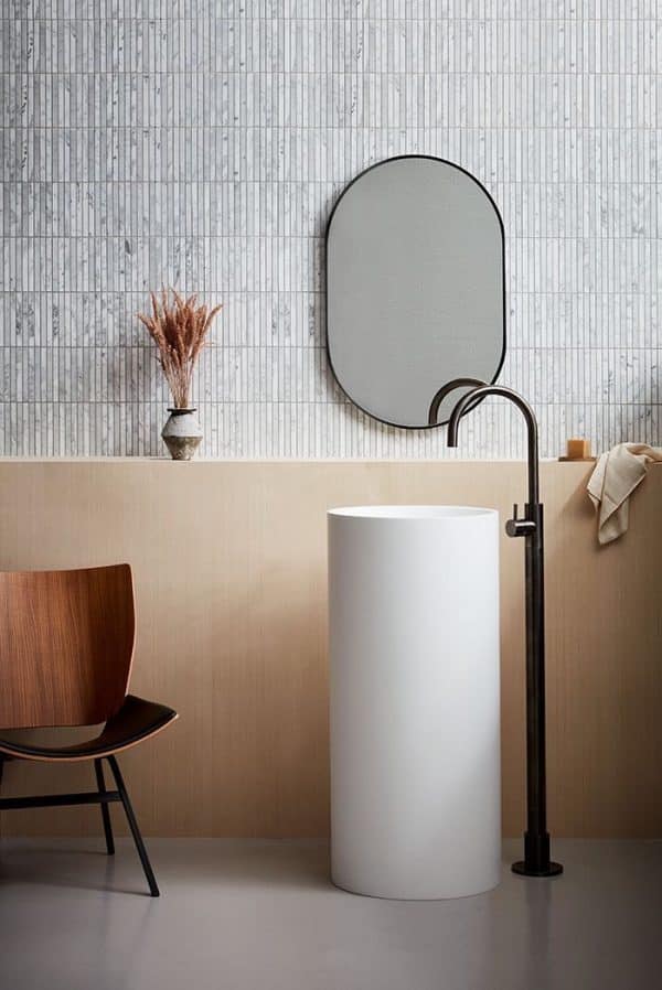 Lavabo đá nhân tạo DRL08 dạng trụ tròn, màu trắng mờ, bố trí cạnh gương và tủ gỗ