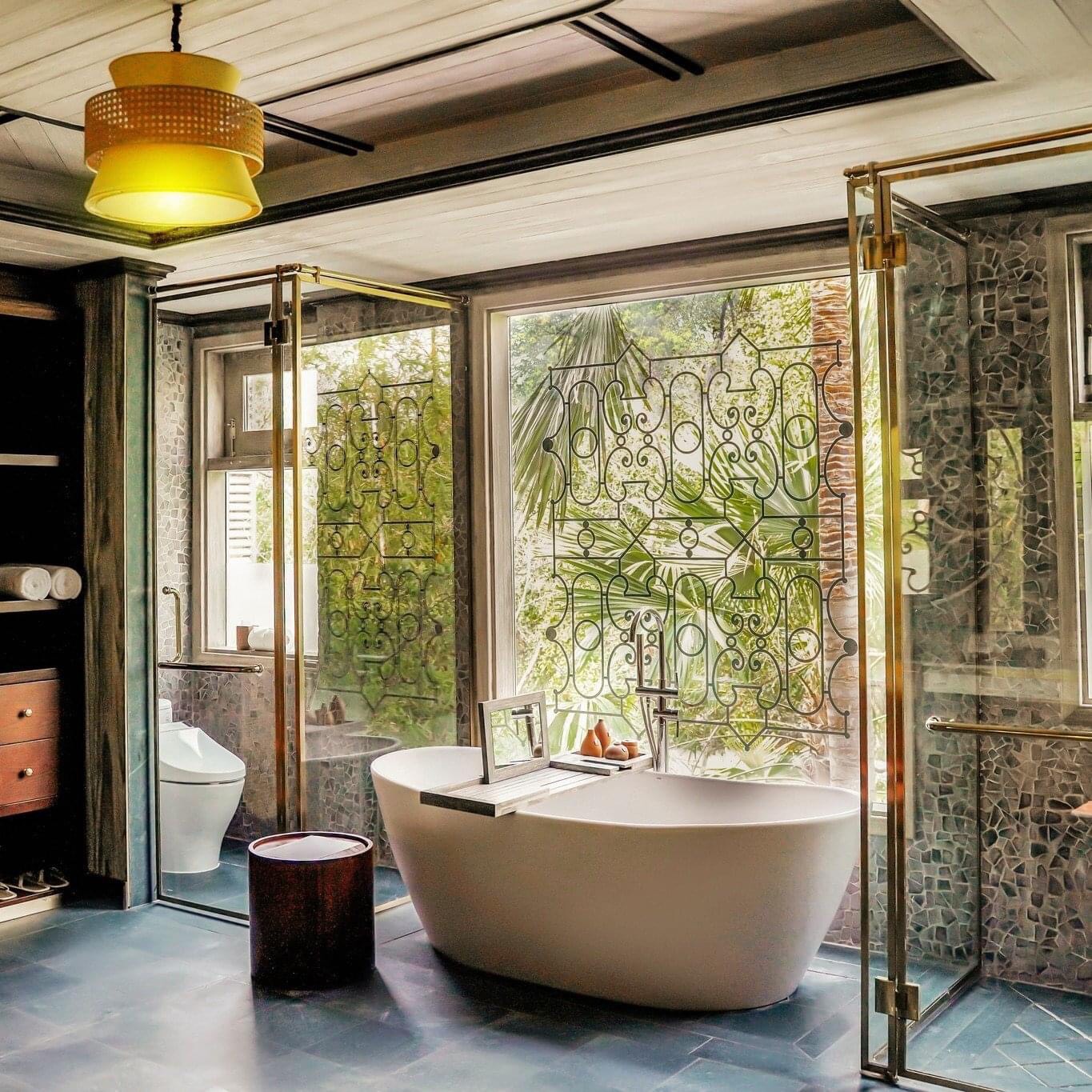 Bồn tắm DR15 màu trắng mờ kết hợp lavabo đồng bộ trong không gian nội thất gỗ hiện đại.