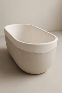 Bồn tắm cao cấp đá nhân tạo solid surface màu be, thiết kế lượn sóng độc đáo – phù hợp không gian spa, resort và biệt thự sang trọng.